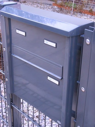 Briefkastenalage am Zaun