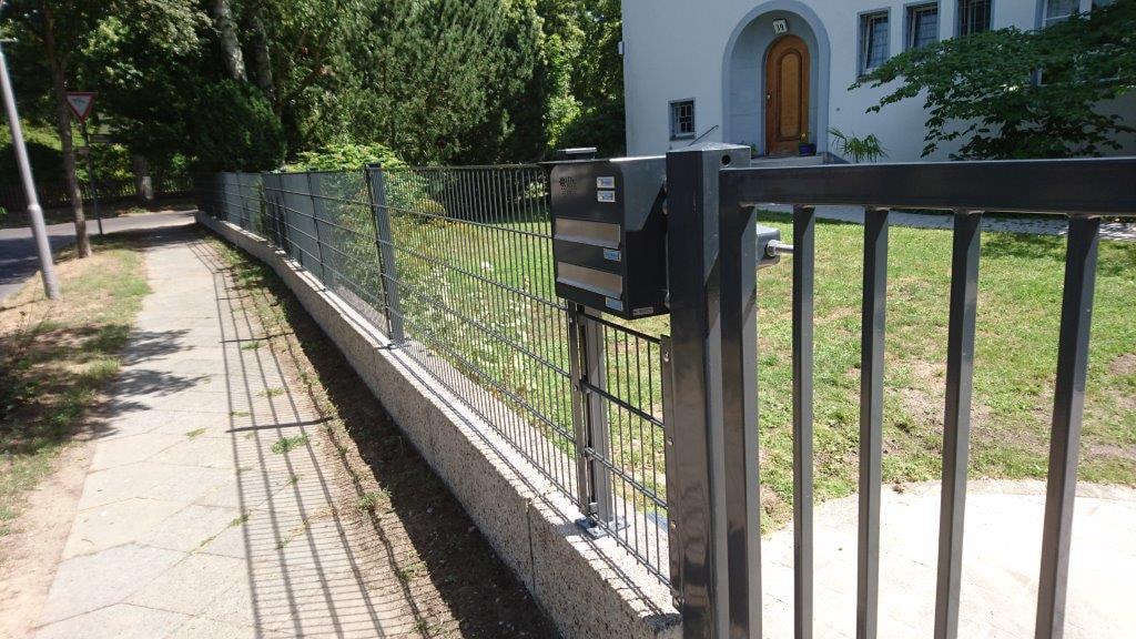 Doppelstabgitterzaun mit Briefkasten