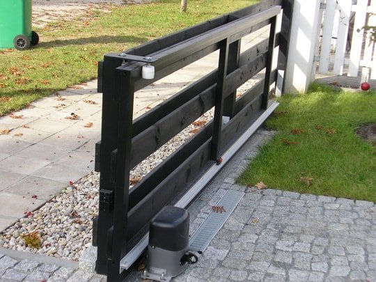 Schiebetor mit Eisenrahmen