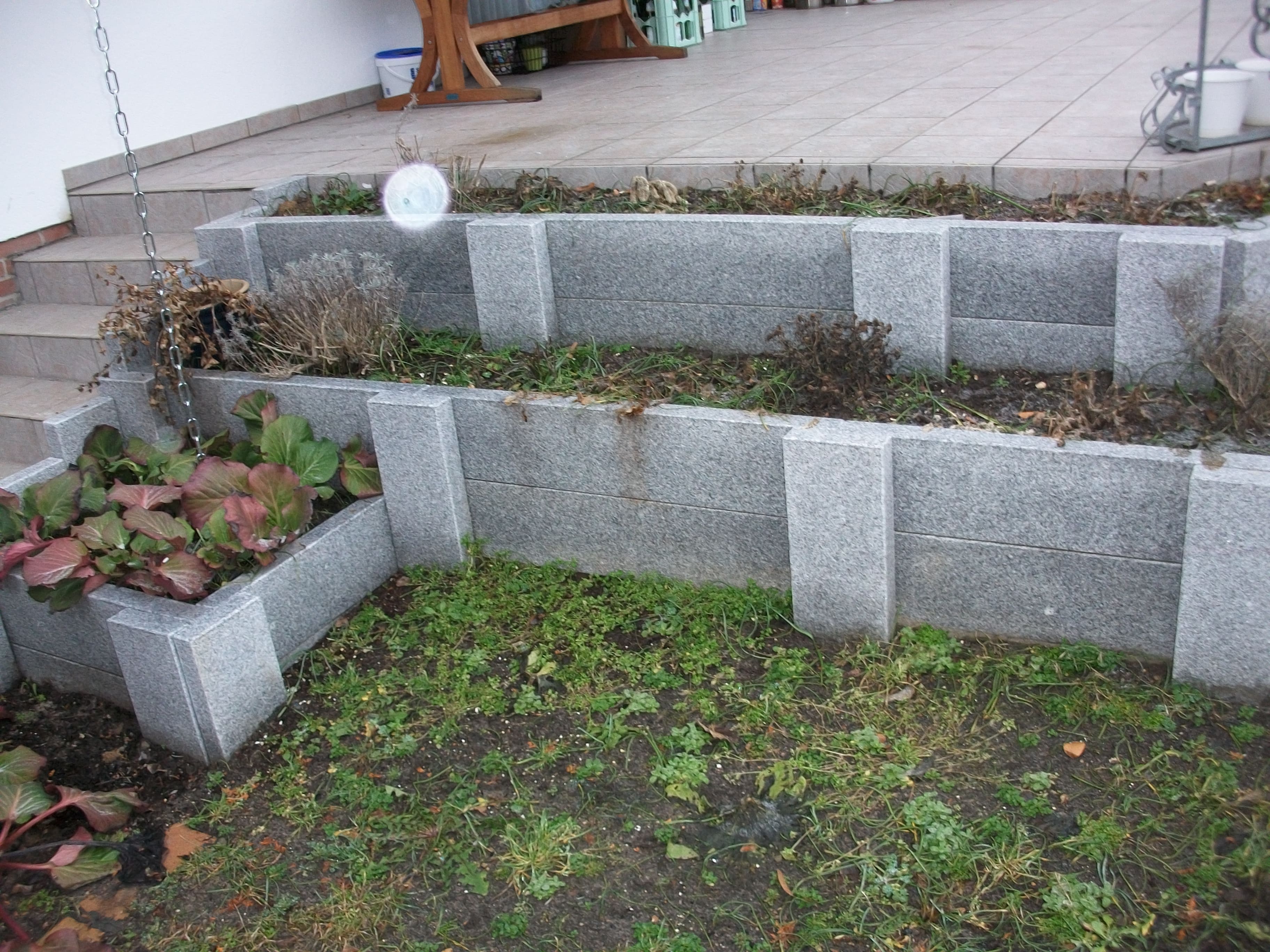 Beeteinfassung mit Granitpalisaden