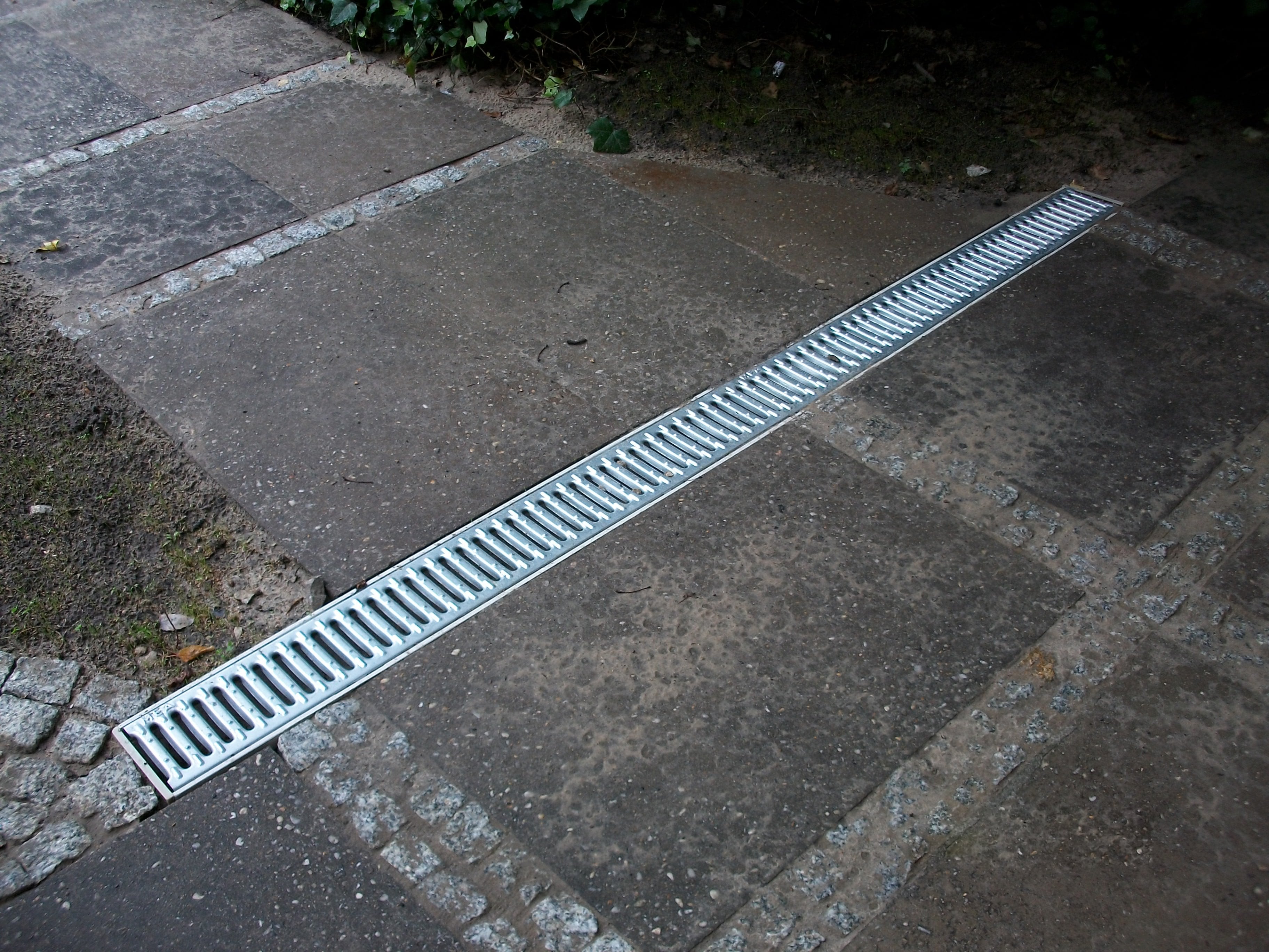 Drainrinne mit verzinktem Gitter
