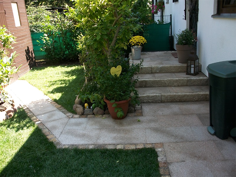 Gehwegpflasterung Natursteinplatten in Randeinfassung