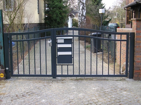 Asymmetrisches Doppeltor mit Briefkastenanlage