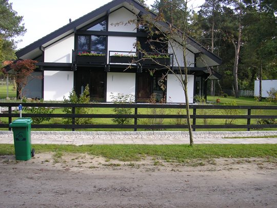 Lattenzaun mit Granitkantenstein