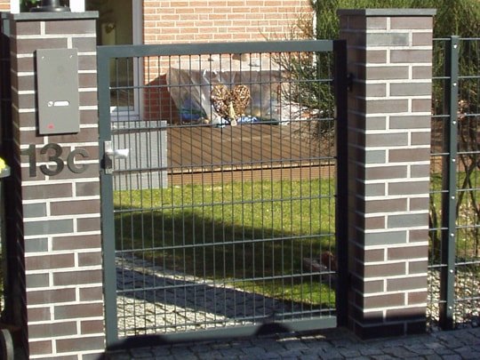 Pforte zwischen gemauerten Pfeilern