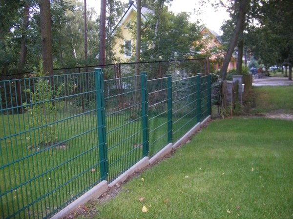 Stabgitter auf Sockel Zaun